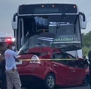 Un Autubús invade carril contrario en la Costera del Golfo en Alvarado y deja a cinco fallecidos, tres de ellos menores. El operador del autobús fue detenido.