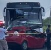 Un Autubús invade carril contrario en la Costera del Golfo en Alvarado y deja a cinco fallecidos, tres de ellos menores. El operador del autobús fue detenido. Un Autubús invade carril contrario en la Costera del Golfo en Alvarado y deja a cinco fallecidos, tres de ellos menores. El operador del autobús fue detenido.