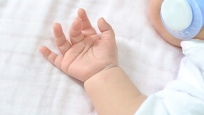 Un bebé fue abandonado envuelto en una cobija mientras usaba únicamente un pañal; está bajo resguardo
