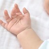 Un bebé fue abandonado envuelto en una cobija mientras usaba únicamente un pañal; está bajo resguardo Un bebé fue abandonado envuelto en una cobija mientras usaba únicamente un pañal; está bajo resguardo