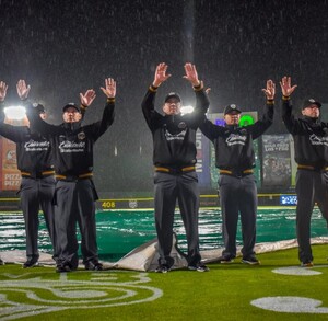 Los Diablos Rojos del México y los Pericos de Puebla no lograron terminar el tercer encuentro debido a las condiciones climatológicas. Los Diablos Rojos del México y los Pericos de Puebla no lograron terminar el tercer encuentro debido a las condiciones climatológicas.