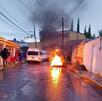 una motocicleta se incendia en una calle una motocicleta se incendia en una calle