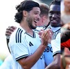 Raúl Jiménez y Santi Giménez afinan puntería de cara al inicio de una nueva temporada en el futbol europeo, buscando ganarse su lugar en el Mundial.
