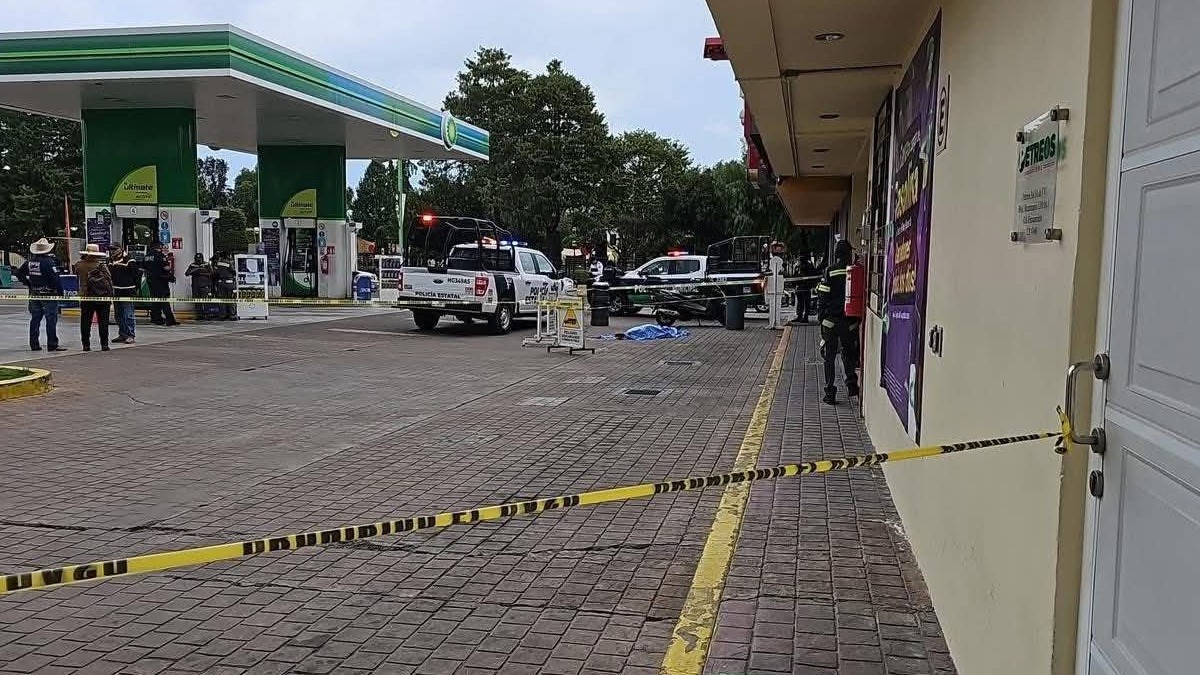 El adulto mayor se estacionó en las inmediaciones de una tienda de conveniencia; luego descendió de su camioneta, sin poner la palanca en modo parking.
