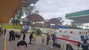 El adulto mayor descendió de su unidad sin colocar la palanca en modo parking, lo que provocó que el vehículo se desplazara por sí solo.