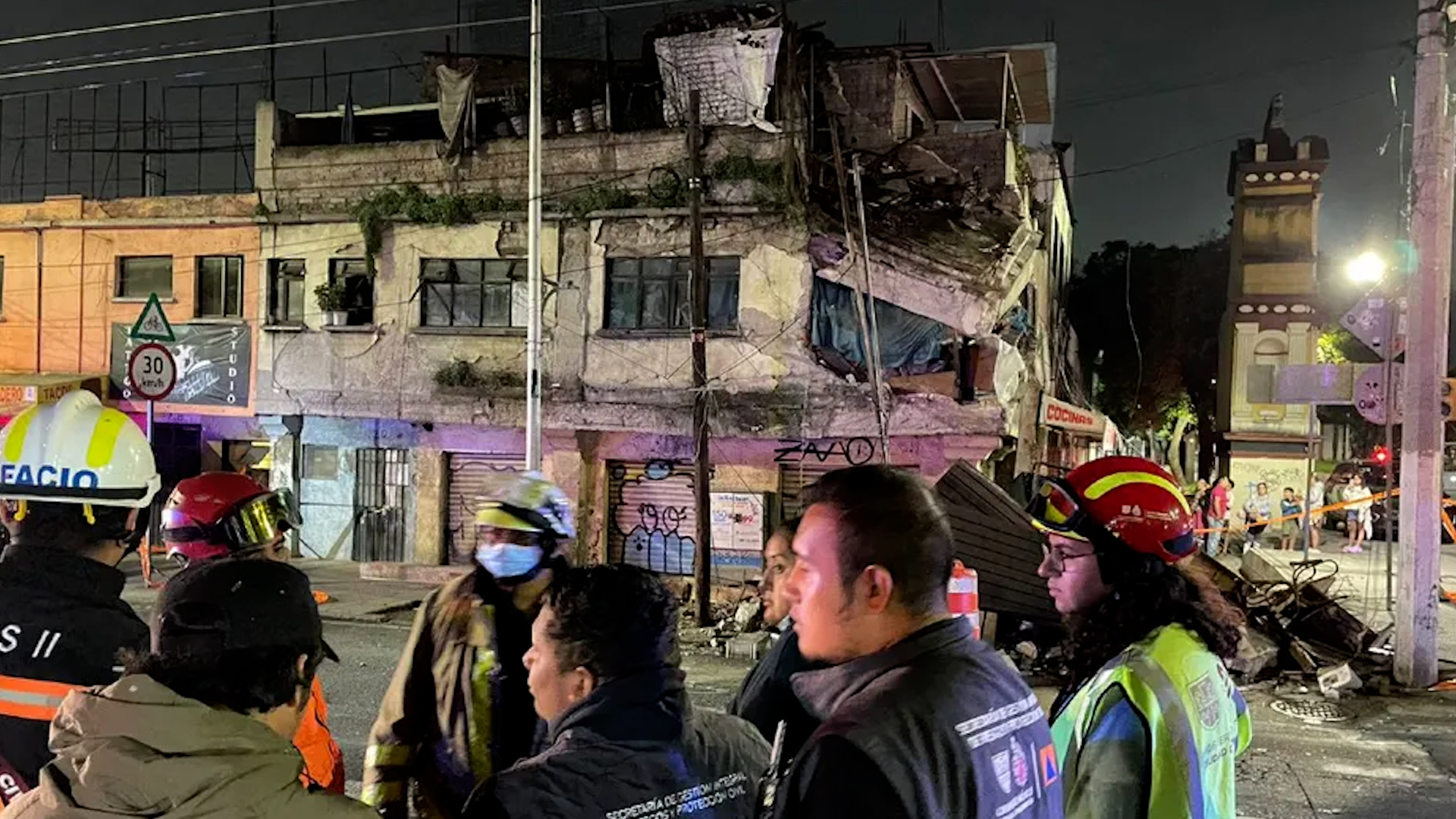 Ante el desplome de la parte frontal de la vivienda en la GAM, personal de Protección Civil y Bomberos laboran en la zona para retirar el material de la acera.