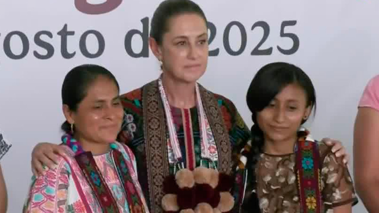 Claudia Sheinbaum concluyó este domingo su gira por Guerrero con la entrega de apoyos a mujeres artesanas de la región montañosa del estado.