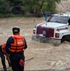 Una pareja y su hijo de 6 años quedaron atrapados en una pipa al intentar cruzar el río crecido en San José del Rodeo, Guanajuato capital.