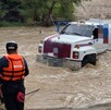 Una pareja y su hijo de 6 años quedaron atrapados en una pipa al intentar cruzar el río crecido en San José del Rodeo, Guanajuato capital.