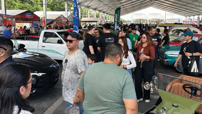 Exhibición de autos clásicos, deportivos y tuneados, música en vivo y un ambiente familiar que reunió a cientos de visitantes en la Feria de León.