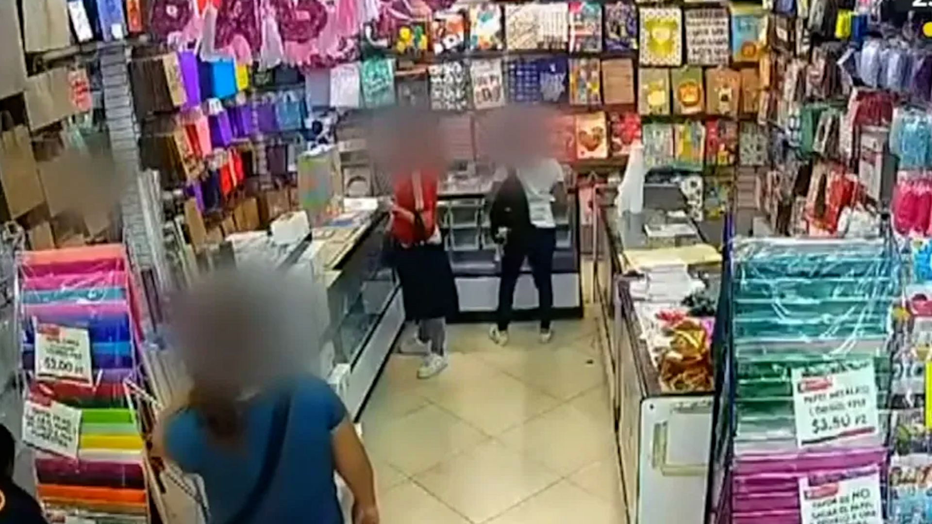 Dos mujeres vigilaron a la víctima dentro del local y aprovecharon una distracción para robarle.