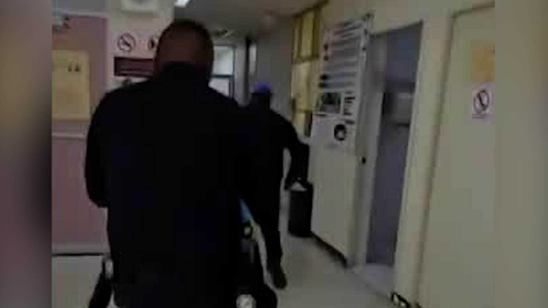Los oficiales César Gutiérrez y Enrique Angón hablan para TELEDIARIO sobre sus labores para trasladar a la recién nacida a un hospital pediátrico.