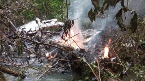 Cuatro personas murieron calcinadas tras estrellarse y explotar una avioneta ambulancia en la selva de Vaupés, Colombia; autoridades investigan lo sucedido.