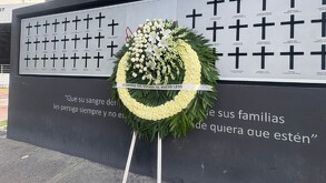 Gobierno de Nuevo León coloca corona en memorial del Casino Royale a 14 años del incendio