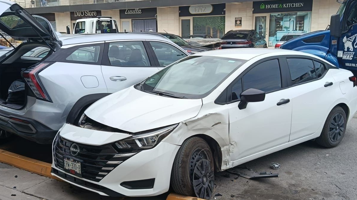 Una imprudencia al volante, causada por el exceso de velocidad, culminó en un aparatoso accidente vehicular que dejó cuantiosos daños materiales en Periférico.
