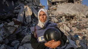 Cinco periodistas, entre ellos colaboradores de AP, Reuters y Al Jazeera, murieron en un ataque israelí contra un hospital en Gaza que dejó 20 víctimas.