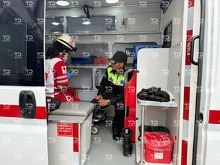 Al lugar acudieron paramédicos de la Cruz Roja quienes le brindaron atención médica al policía sin que ameritara de inmediato traslado a un hospital.