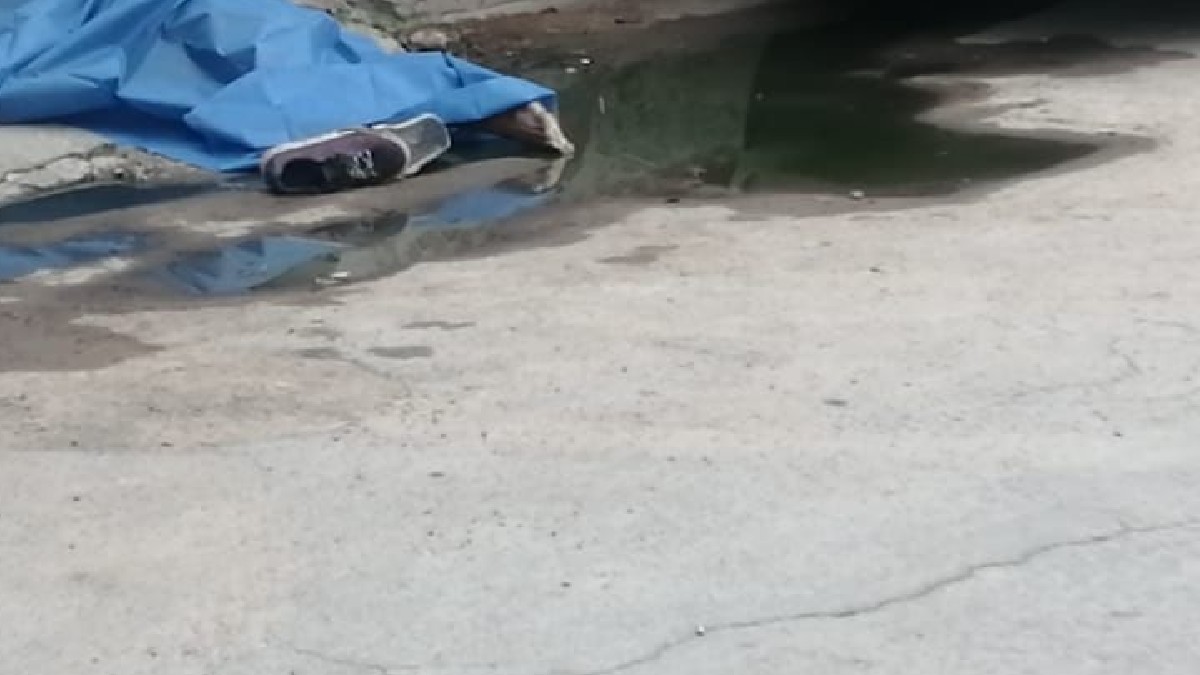 Un hombre de 59 años, identificado como Lucio Castillo Gómez, perdió la vida mientras intentaba destapar un registro de drenaje en la colonia La Esperanza. Un hombre de 59 años, identificado como Lucio Castillo Gómez, perdió la vida mientras intentaba destapar un registro de drenaje en la colonia La Esperanza.