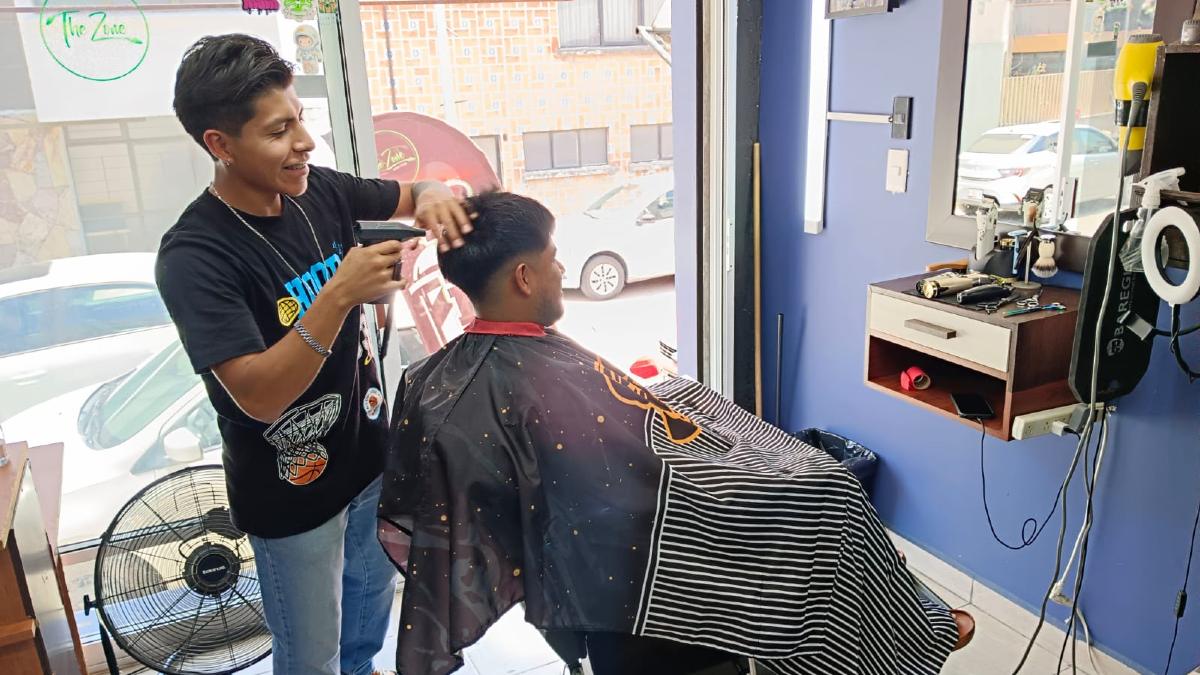 un hombre cortando el cabello