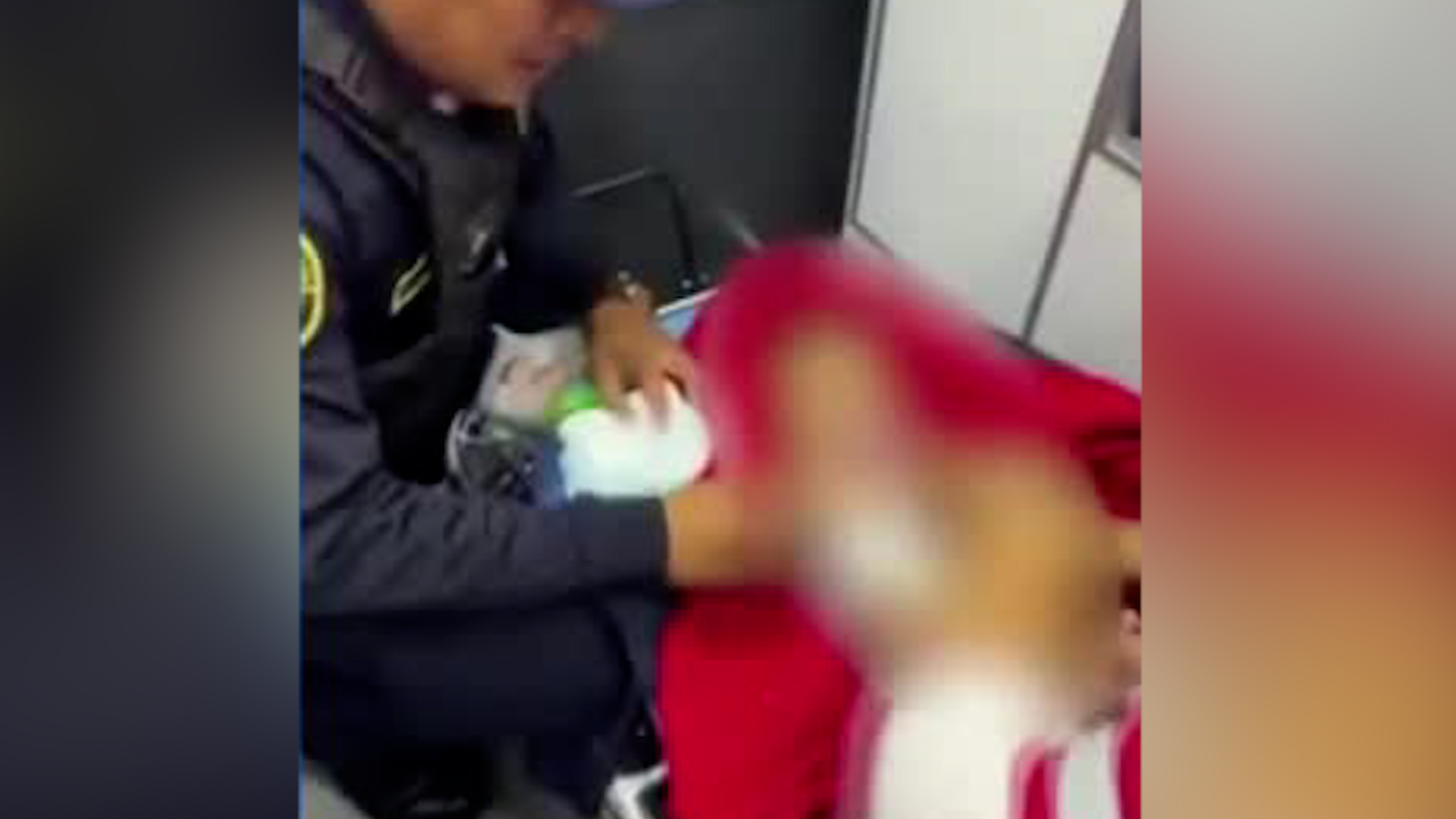 Paramédicos de la Cruz Roja atendieron al bebé de cuatro meses de edad, quien tenía una hipotermia.