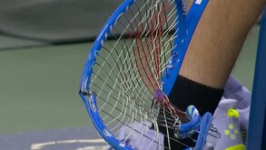 Bonzi y Medvedev vivieron momentos de tensión durante su partido de primera ronda, todo provocado por el ingreso a la cancha de un fotógrafo.