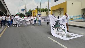 Protesta de trabajadores del IMSS en avenida Lincoln en Monterrey.