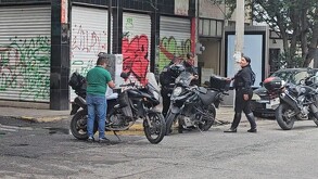 Dos policías de Jalisco sufrieron accidentes viales casi simultáneos; una oficial quedó grave al acudir a apoyar a su compañero lesionado en Guadalajara.