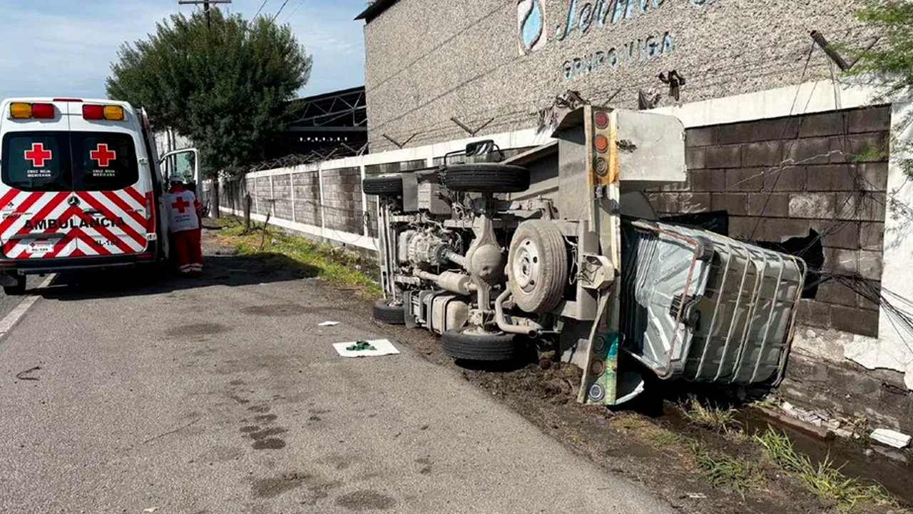 Dos mujeres se salvaron de resultar gravemente lesionadas tras volcarse en su camioneta mientras circulaban por la carretera a Laredo, en Apodaca, Nuevo León.