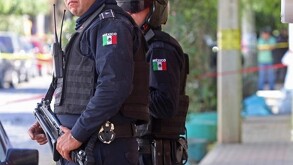 Hombre que se hacía pasar por investigador de la Fiscalía de Jalisco fue detenido; enfrenta cargos por usurpación de funciones y uso indebido de uniformes.