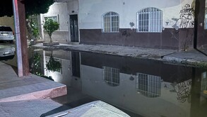 Los colonos hicieron un llamado urgente a las autoridades municipales y a SIMAS para que atiendan la fuga, ya que además de desperdiciar un recurso vital,