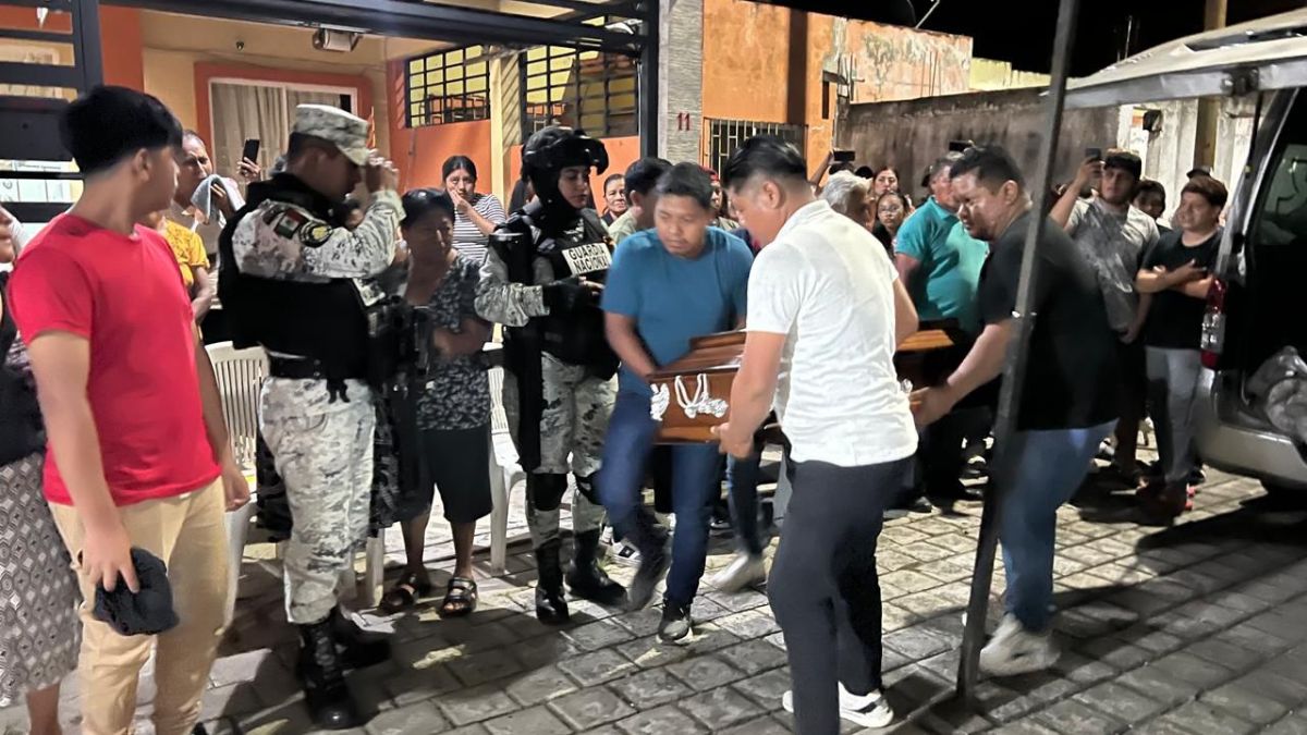 Elma Salazar y sus tres hijos son velados en su domicilio de Veracruz tras el fatal accidente con un autobús. Stuart Durán, el padre, será despedido en CdMx Elma Salazar y sus tres hijos son velados en su domicilio de Veracruz tras el fatal accidente con un autobús. Stuart Durán, el padre, será despedido en CdMx