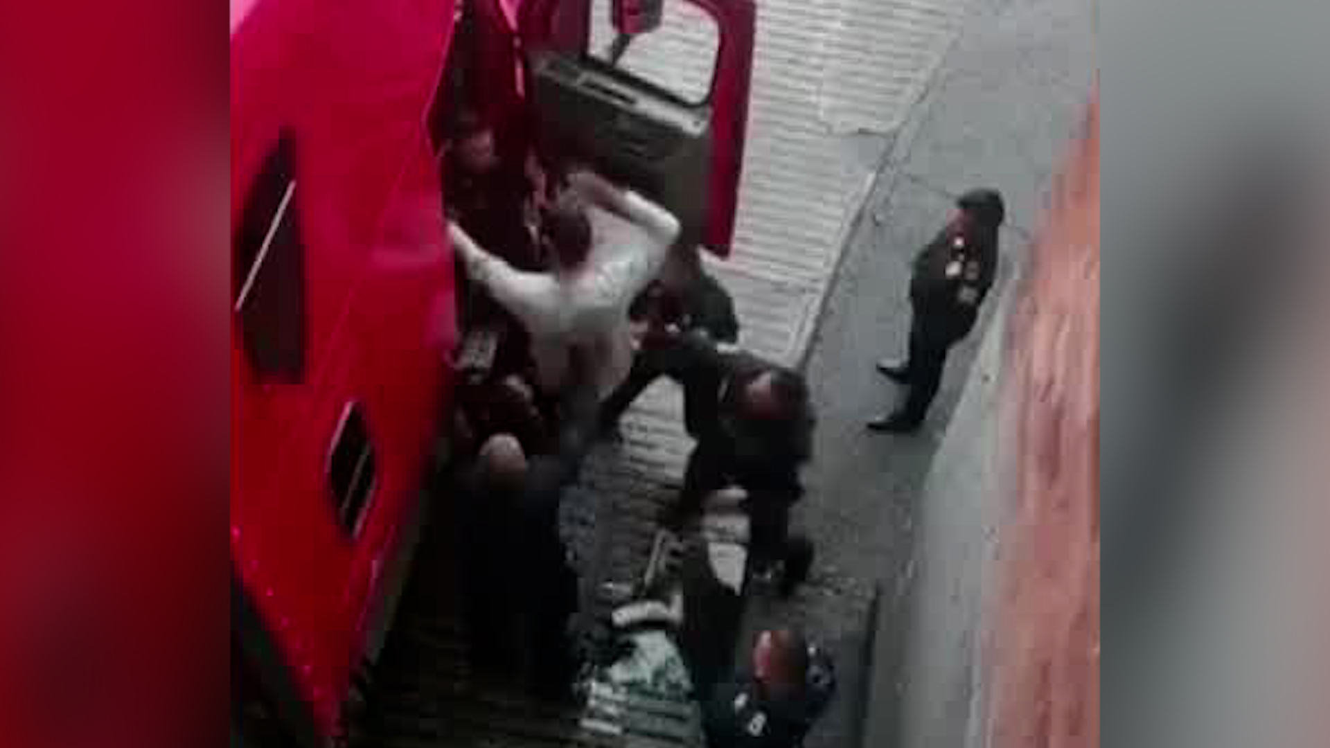 Nueve elementos de la SSC fueron captados sometiendo a un conductor de un tráiler en la Central de Abastos de la alcaldía Iztapalapa.
