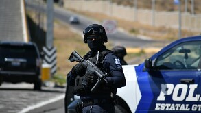 Durante el operativo, se aseguró una camioneta que presentaba daños por proyectil de arma de fuego, además de los dos detenidos.