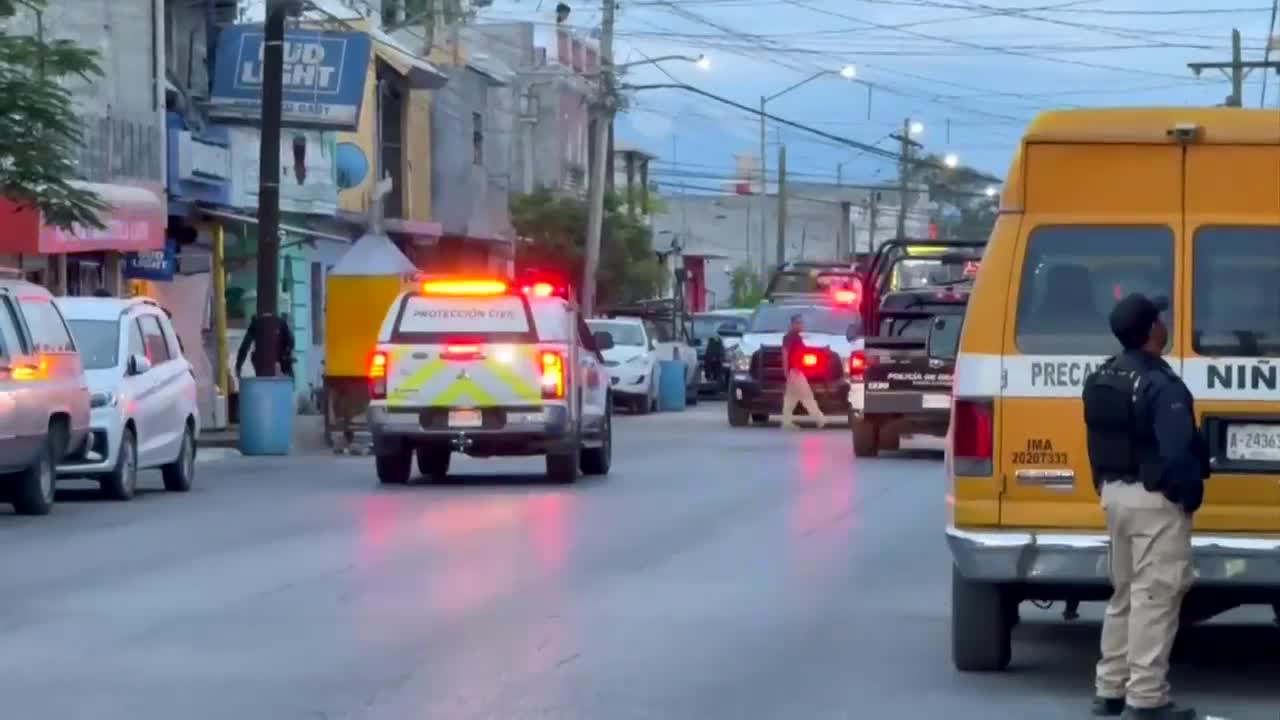La jornada violenta continuó durante la tarde 25 de agosto, cuando un joven fue asesinado, mientras caminaba por calles de Santa Catarina.