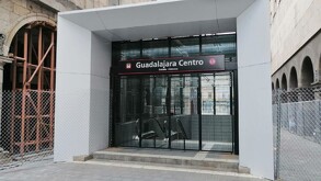 Dos hombres resultan heridos con arma punzocortante en un vagón lleno de la Línea 3 del Tren Ligero; uno fue hospitalizado leve.
