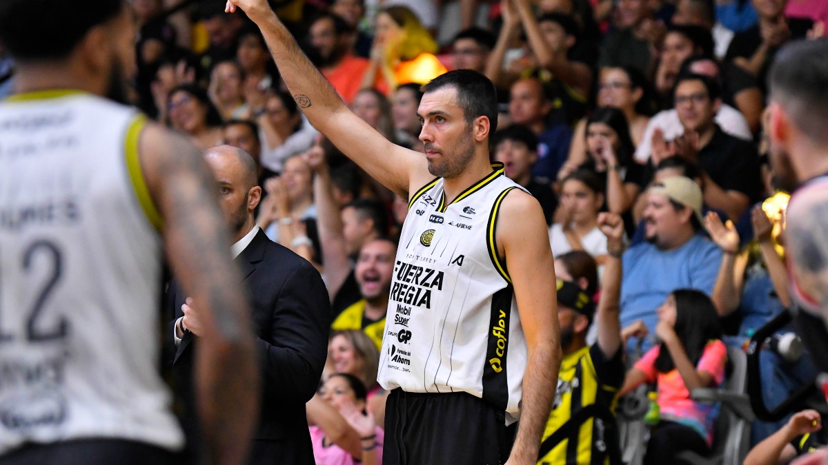 Pierre Oriola, se puso como líder de rebotes por juego en la Liga Nacional de Baloncesto Profesional LNBP.