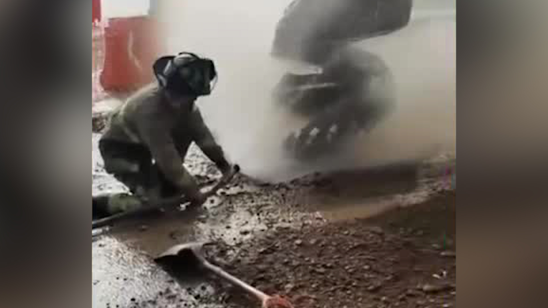 Habitantes aseguran que el daño del tubo se debió a su perforación durante la construcción de un puente.