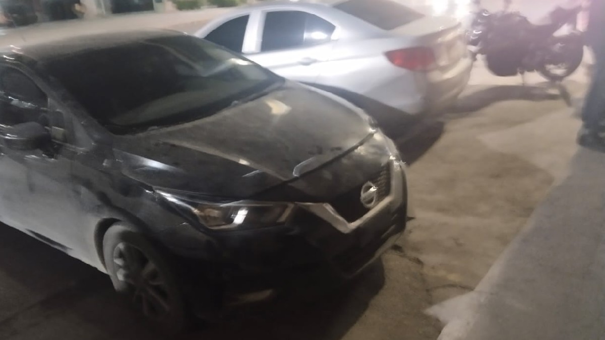 Un conductor que, presuntamente, ignoró la luz roja de un semáforo, provocó un accidente vial y posteriormente intentó huir de la escena. Un conductor que, presuntamente, ignoró la luz roja de un semáforo, provocó un accidente vial y posteriormente intentó huir de la escena.