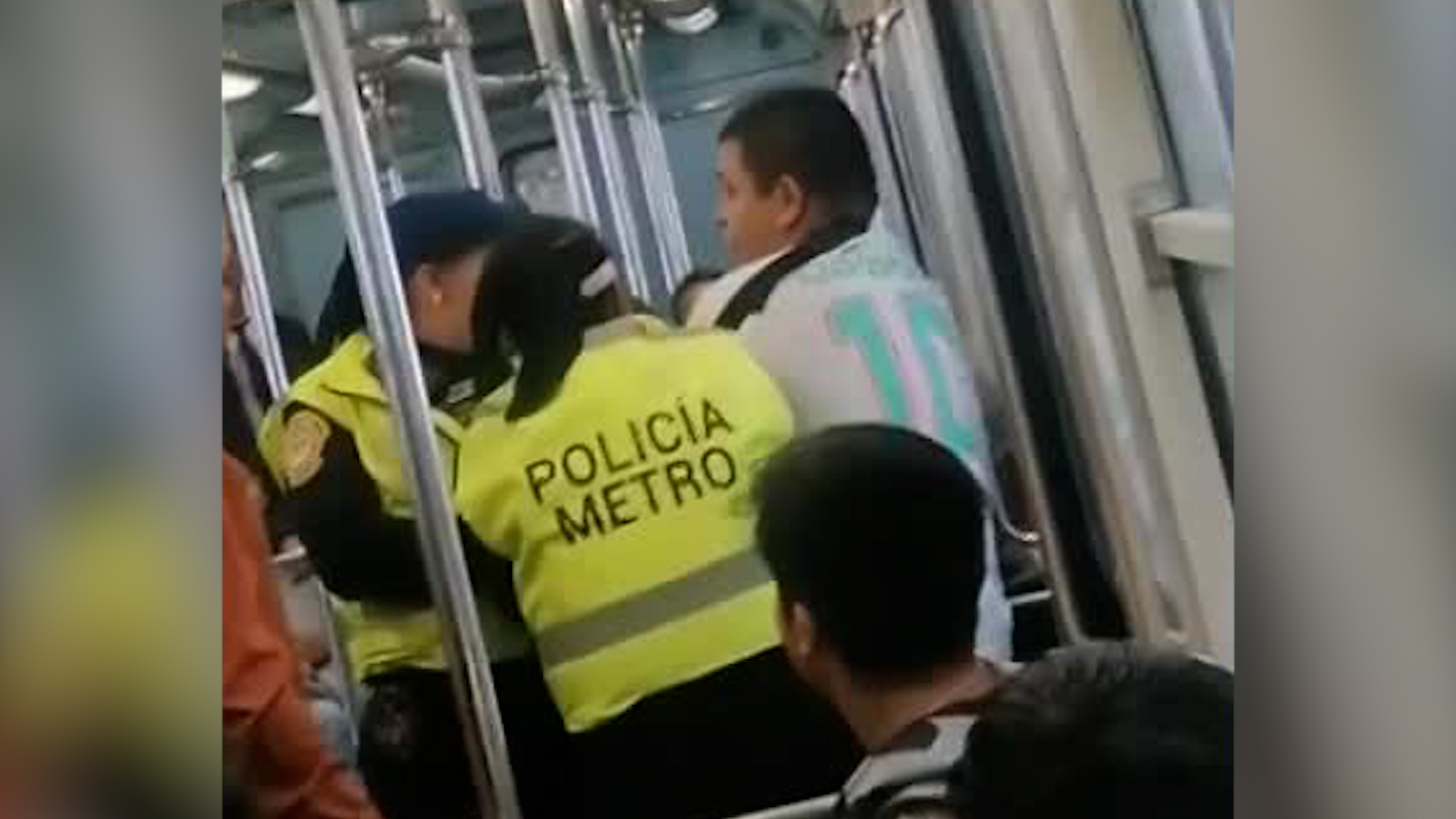 Usuarios de la línea 5 del Metro de la CdMx aseguraron que el hombre no estaba vendiendo su mercancía, si no que solo la transportaba.