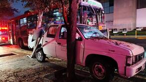 Choque amioneta del Congreso de NL y camión urbano en Monterrey