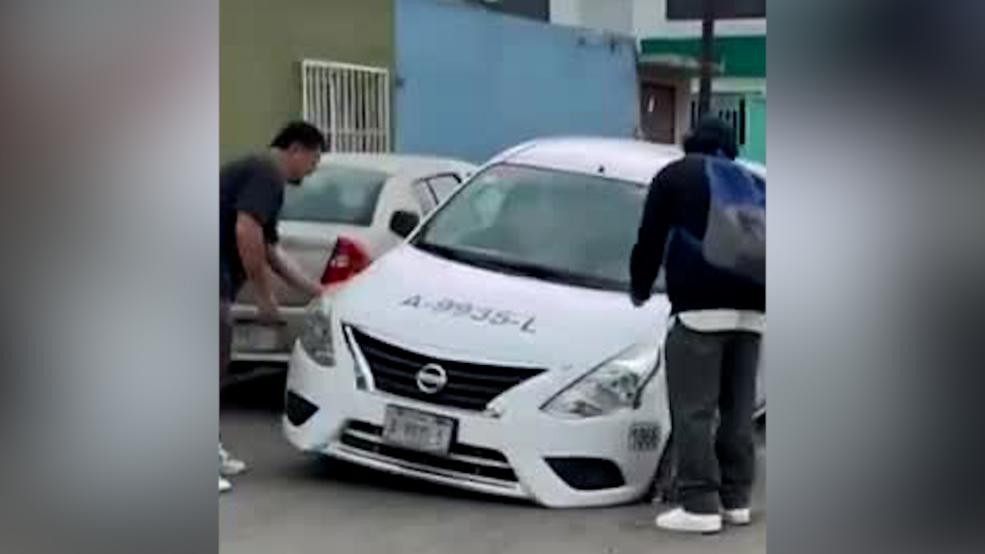 Pese a la antigüedad del socavón, las autoridades aún no han acudido al llamado de los vecinos.