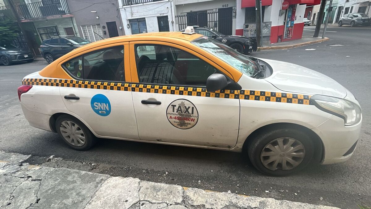 Un hombre fue detenido con un taxi con reporte de robo en el Centro de Monterrey.