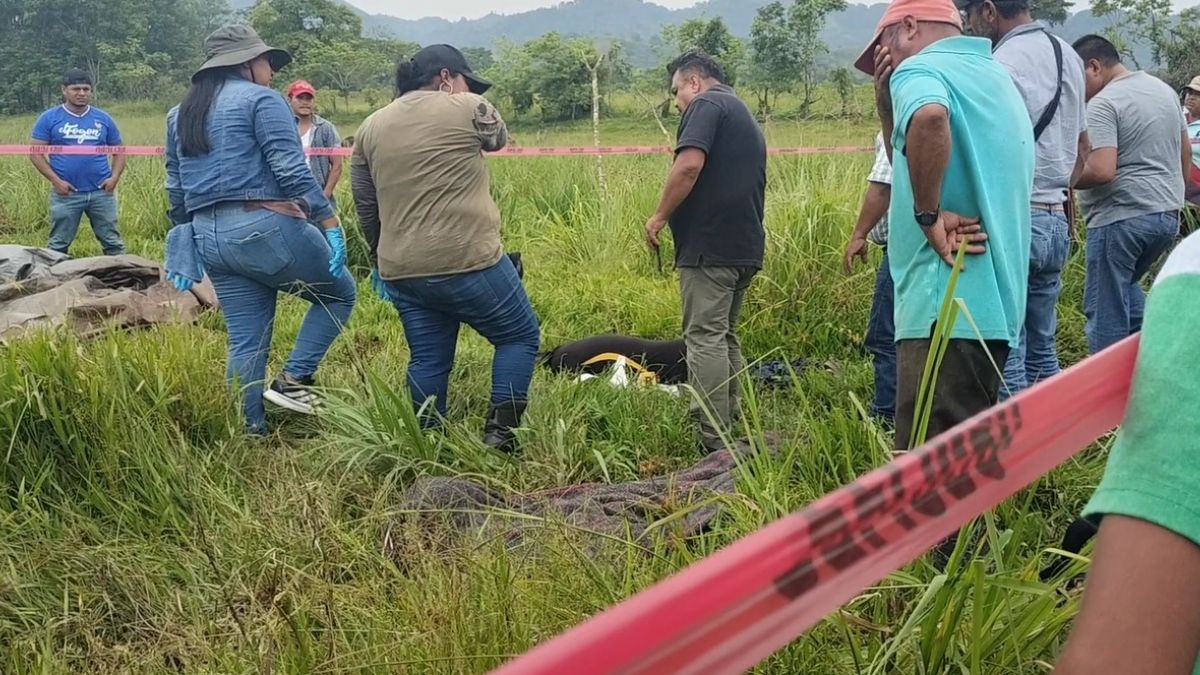 En Veracruz un rayo cayó directamente sobre Edilberto, de 11 años, y su tío. Iban a casa tras comprar los útiles para el inicio de clases el 1 de septiembre. En Veracruz un rayo cayó directamente sobre Edilberto, de 11 años, y su tío. Iban a casa tras comprar los útiles para el inicio de clases el 1 de septiembre.