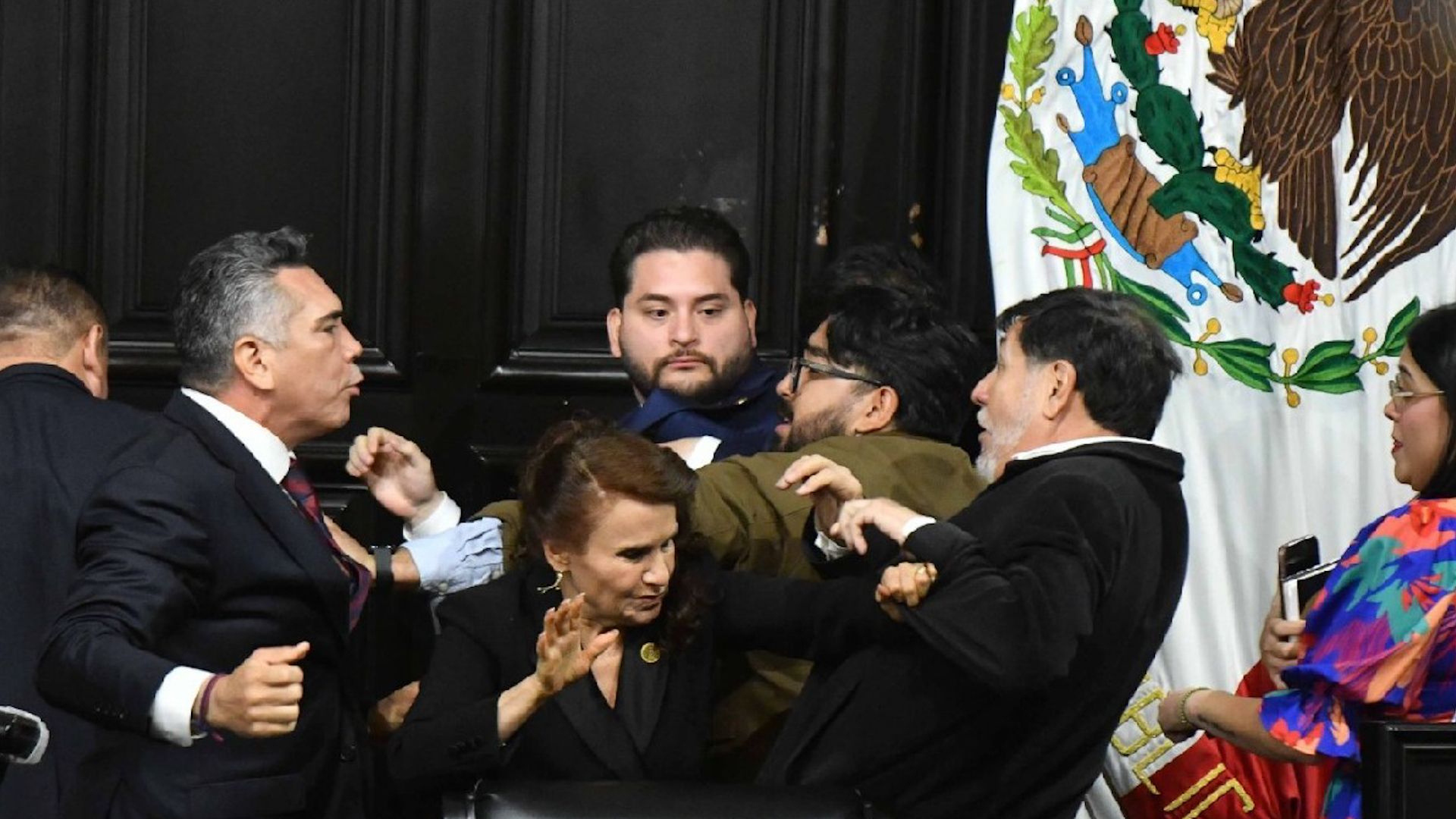 Mientras se entonaba el Himno Nacional para dar por concluida la sesión, Alejandro Moreno subió a tribuna y comenzó a discutir con Noroña.