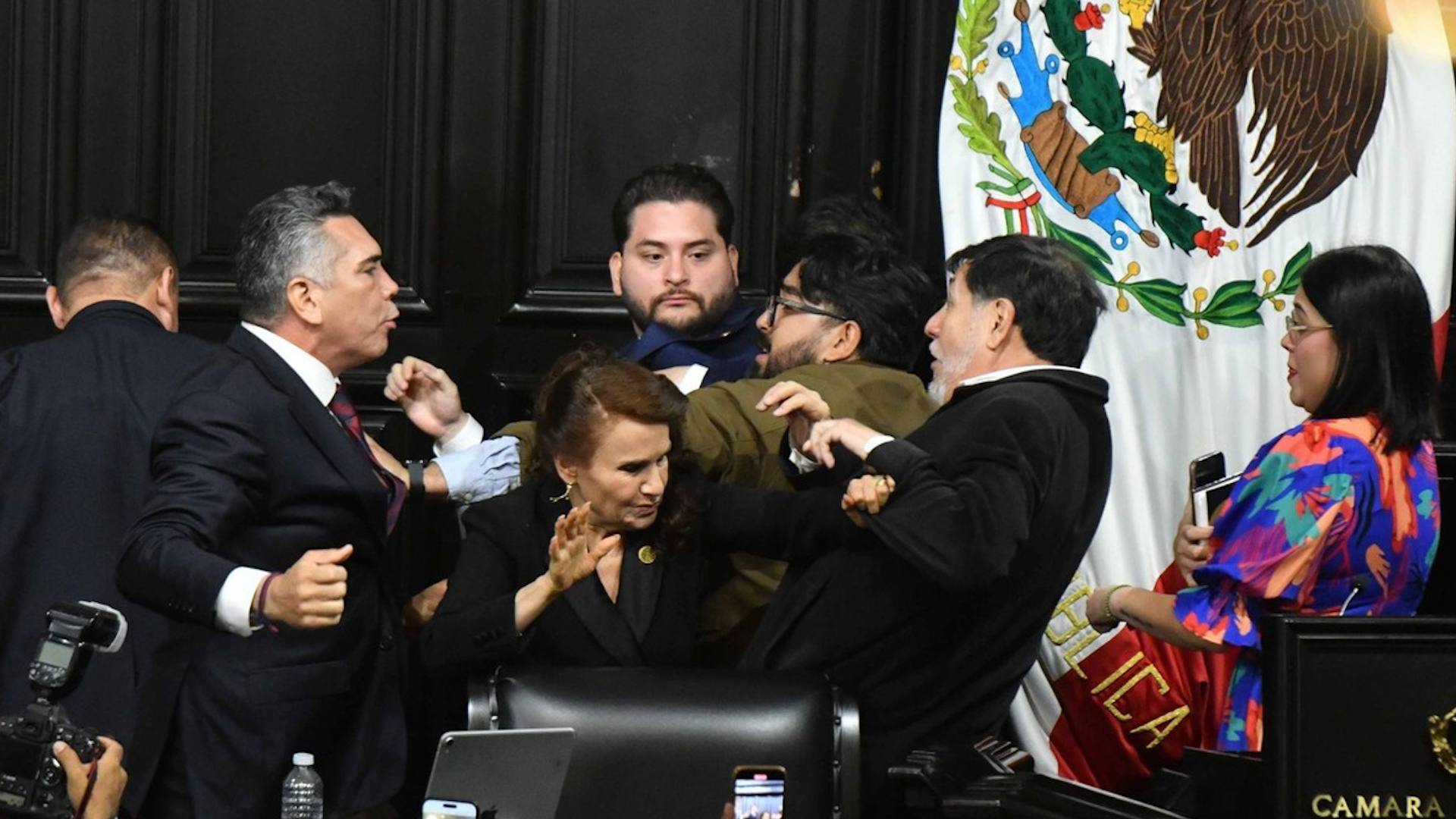Los políticos de PRI, PAN y MORENA se enfrentaron a empujones durante la sesión permanente.