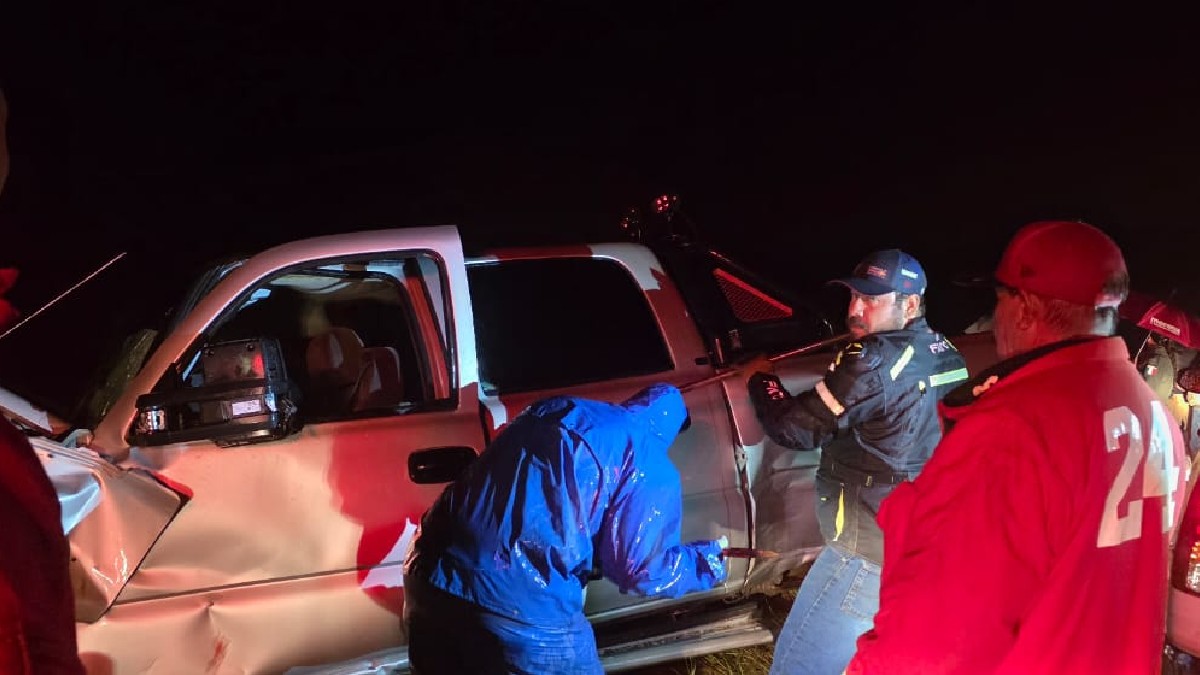 Un aparatoso accidente en el kilómetro 113 de la carretera que conecta Gómez Palacio con Durango dejó un saldo preliminar de dos personas fallecidas. Un aparatoso accidente en el kilómetro 113 de la carretera que conecta Gómez Palacio con Durango dejó un saldo preliminar de dos personas fallecidas.