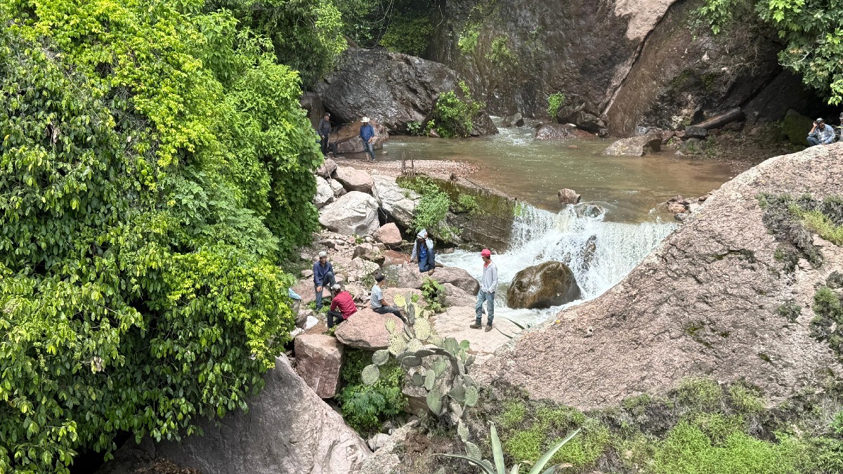 Un adolescente murió después de que la motocicleta en la que viajaba con su hermano de 16 fuera arrastrada por la corriente en el arroyo en Otáez.