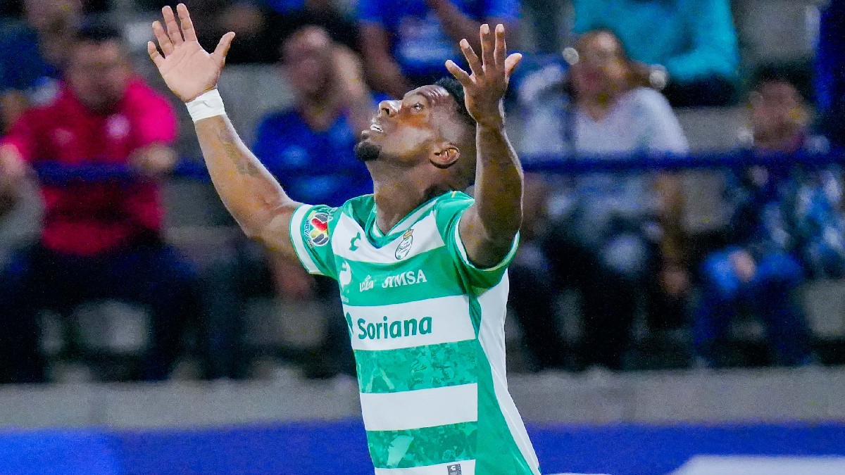 Santos Laguna se prepara para un partido crucial este sábado en el Estadio Corona. El equipo se mide a los Tigres, una escuadra que ha dominado la rivalidad Santos Laguna se prepara para un partido crucial este sábado en el Estadio Corona. El equipo se mide a los Tigres, una escuadra que ha dominado la rivalidad