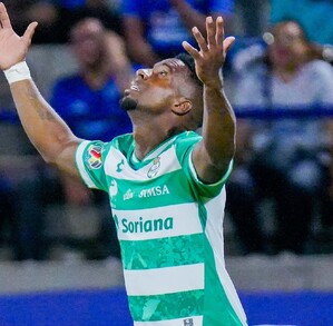 Santos Laguna se prepara para un partido crucial este sábado en el Estadio Corona. El equipo se mide a los Tigres, una escuadra que ha dominado la rivalidad Santos Laguna se prepara para un partido crucial este sábado en el Estadio Corona. El equipo se mide a los Tigres, una escuadra que ha dominado la rivalidad