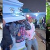En los videos compartidos en su cuenta de TikTok ‘El Cangri del Callao’ muestra que mientras el canta y anima, los familiares y amigos cargan el ataúd y bailan. En los videos compartidos en su cuenta de TikTok ‘El Cangri del Callao’ muestra que mientras el canta y anima, los familiares y amigos cargan el ataúd y bailan.